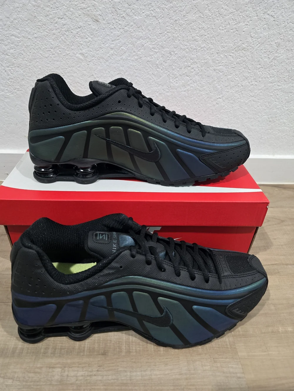 Nike Men’s Black Iridescent Shox Running Shoes